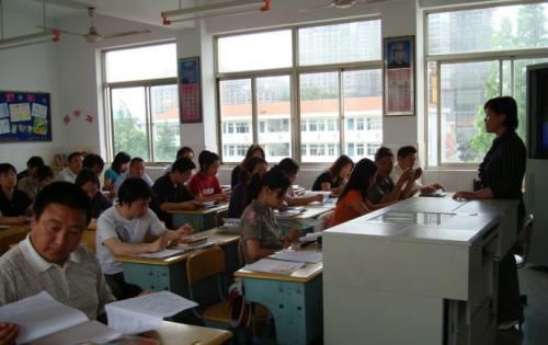 爸爸|爸爸穿“工作装”参加家长会, 惹其他家长围攻: 孩子的脸往哪放?