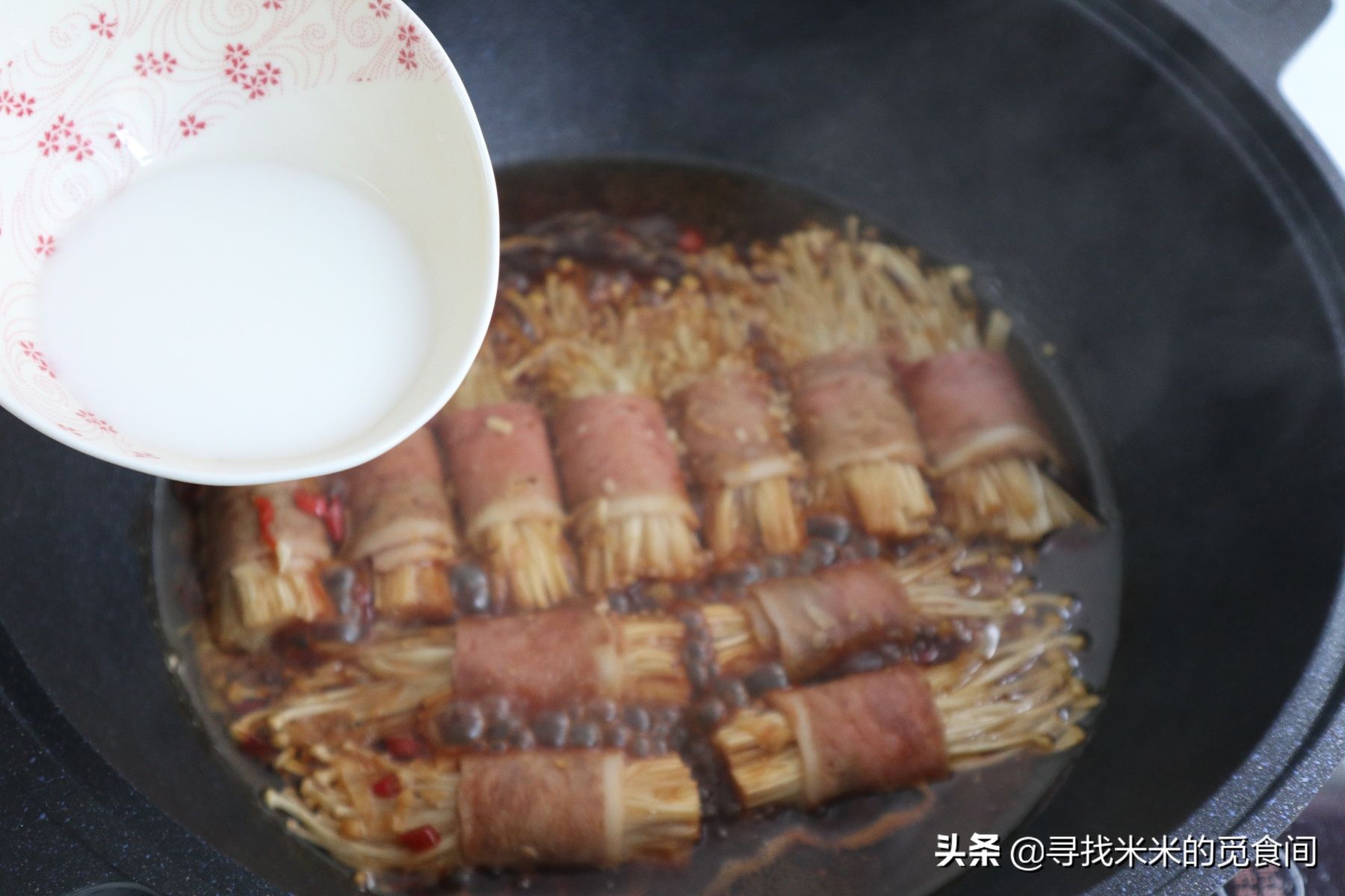美味|培根金针菇这样做,鲜香美味口感好,酱汁拌饭更过瘾,太下饭了