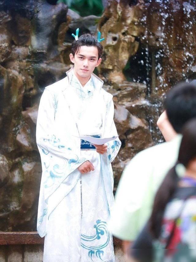  名牌|最新一期《奔跑吧》来袭，撕名牌大战最大看点：三人行必有蔡徐坤