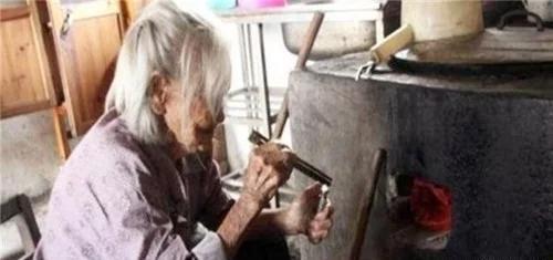 天天|孤寡老人天天吃咸菜，生病也不看医生，死后被人发现近百万财富