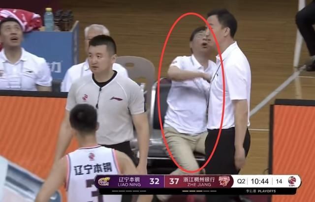  裁判还|梅奥肘击没吹！方俊再次怒喷裁判，吴前半场22分，辽宁悬了