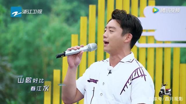  唱歌|《奔跑吧》baby唱歌又跑调，看到郑恺的表情，网友：忍住