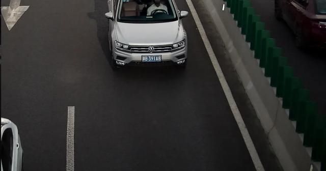  人未按规定使用安全|【曝光】 这些司机高架开车不系安全带，记2分，罚100元！