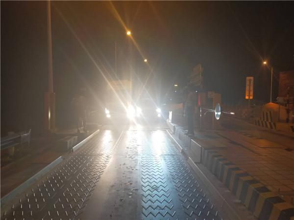  收费站|小轿车与货车过收费站互不相让，挤了十几米后撞上了