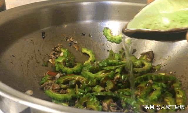  香嫩|苦瓜如何不苦？大叔教你豆豉烧苦瓜，香嫩味美，软糯清甜，超好吃