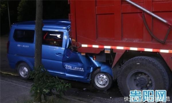  凌晨|咚！面包车凌晨撞进大货车底部3人重伤被困车内