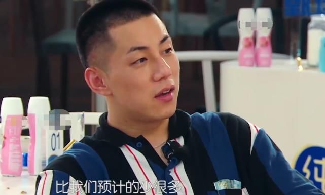 收益|赵丽颖做店长,因收益太少哭泣,谁注意旁人反应?人缘好坏很明显