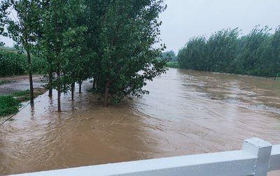 行驶|暴雨过后，行驶在水路上的长城炮