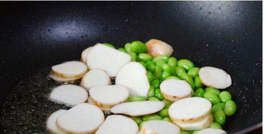 搅拌均匀|这是芋头汤的做法,与小海鲜巧妙搭配,太好喝了,鲜上加鲜