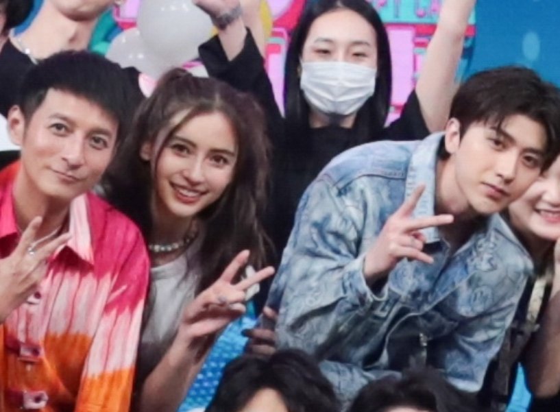  显眼|《快本》大合照，蔡徐坤站位超显眼，我却只关注他旁边的baby