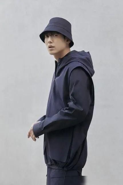  遭偷拍|目睹女生遭偷拍，这位男艺人抓现行犯