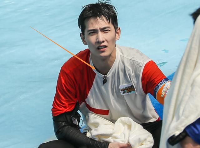 紧贴|杨洋节目下水路透图曝光，衣服湿水后紧贴身体，这肌肉认真的吗