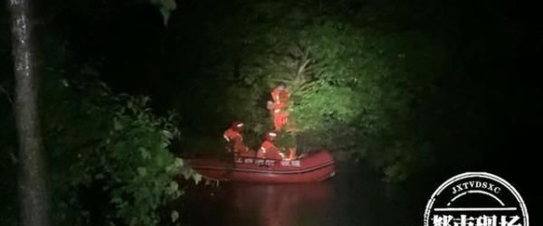  洪水|直接被洪水冲翻！男子深夜过桥被淹，跳车后手脱臼被困
