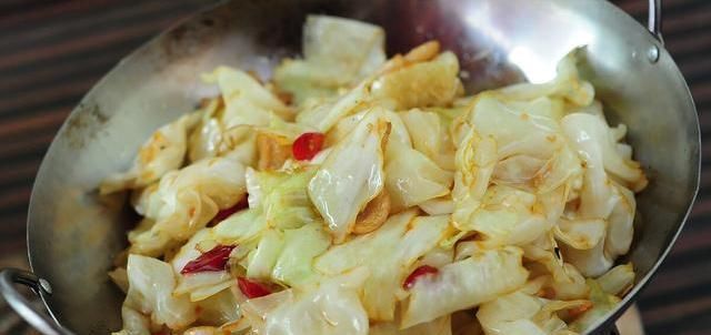  流失|包菜不能直接放油炒，教你正确做法，包菜脆嫩入味，营养不流失