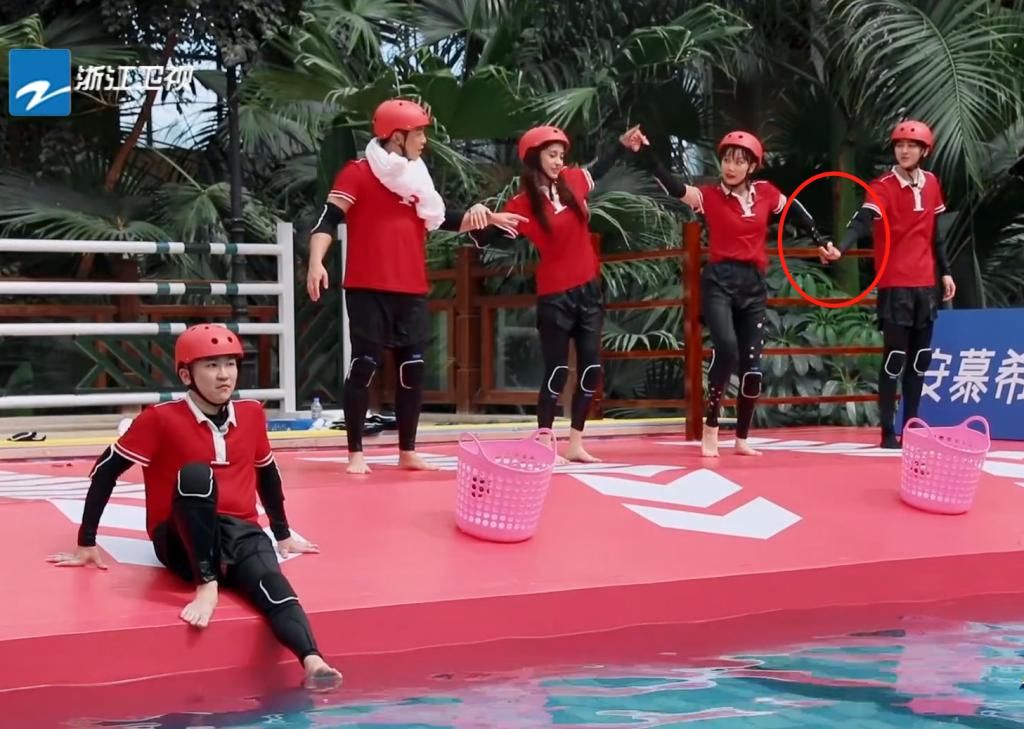  黄龄|蔡徐坤和黄龄牵手跳舞，有谁注意到他的手部姿势？ikun：和郑恺学着点