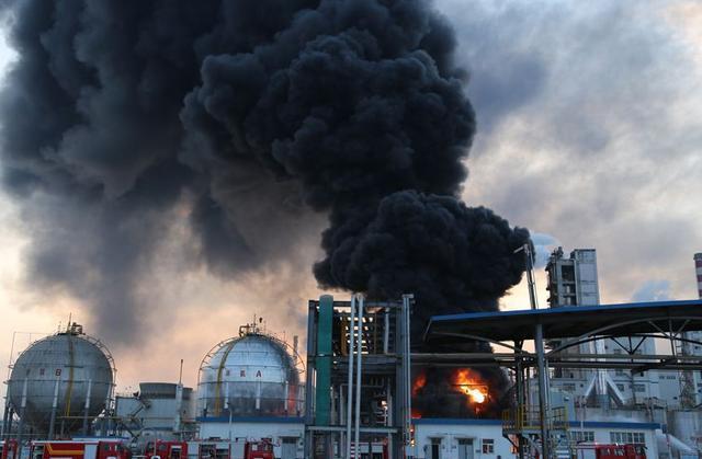 祸根|阿尔卑斯山出现粉色的雪，看似浪漫的背后，实际是人类埋下的祸根