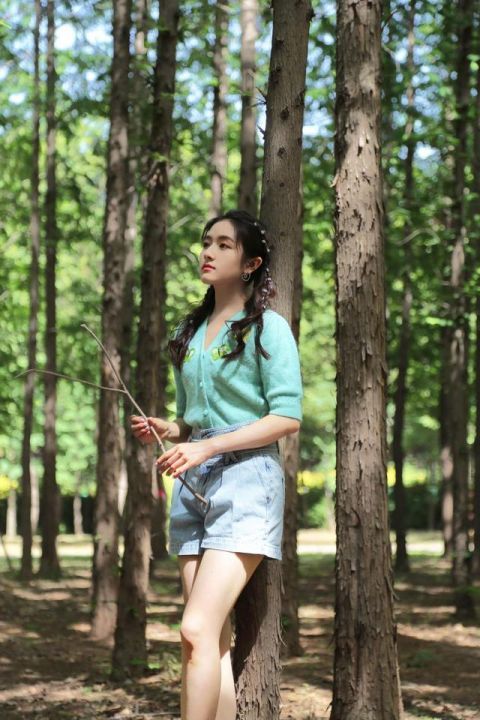 眼球|李兰迪街头胶片来袭!马甲配格纹裤打造复古范,网纹发带夺人眼球