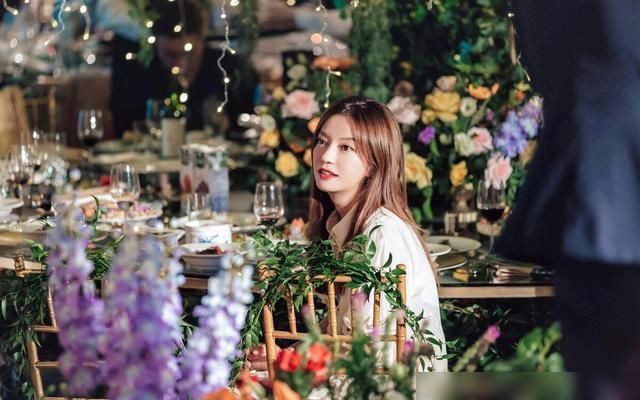  水准|《中餐厅1》里的洗碗妹靳梦佳，她主持的新节目真是太有水准了