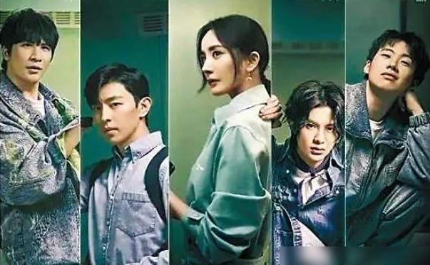  邓伦|当密逃灯光被关了后，看到郭麒麟和邓伦的动作，你两这是在干嘛？