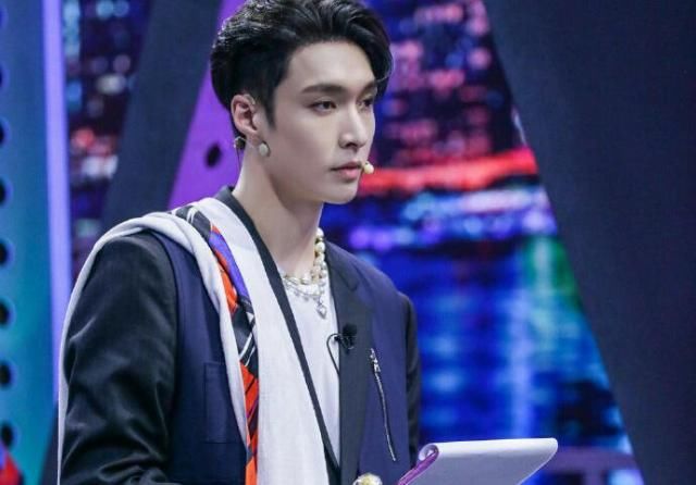 跺裂|人间打桩机?张艺兴小绵羊变大魔王,为练舞把地板跺裂