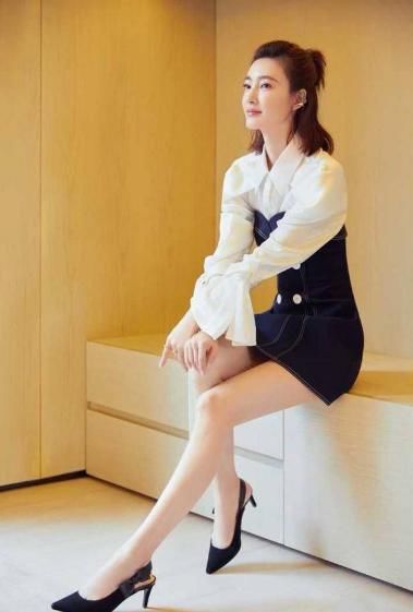  不知所措|《浪姐》被王丽坤淘汰后，郁可唯不知所措抠耳朵，白冰想笑强忍住