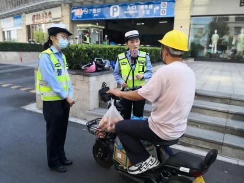 驾乘|超76万人围观！在宿迁，驾乘电动自行车时要注意了，别一不小心就成了“网红”…