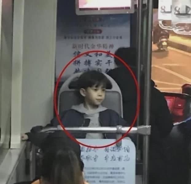 直呼|“高颜值”小男孩坐公交被偷拍,网友看后直呼阿姨等你长大