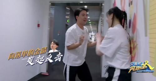  大笑|郭麒麟又被围攻撕名牌，女孩子们都在大笑，只有baby的反应最暖心