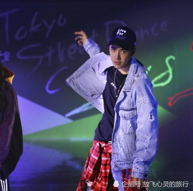  显现|王一博扯张艺兴衣领引不满，随后就做出了解释，张艺兴的回复显现情商