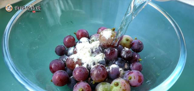 葡萄|葡萄表面的白霜是农药吗？这样洗葡萄，才能吃得放心，吃的健康