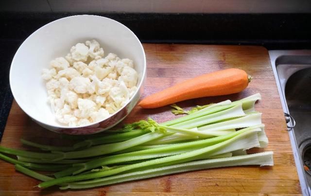  做好|菜花芹菜腐竹胡萝卜简单一拌，素什锦就做好了，好吃的下酒小凉菜