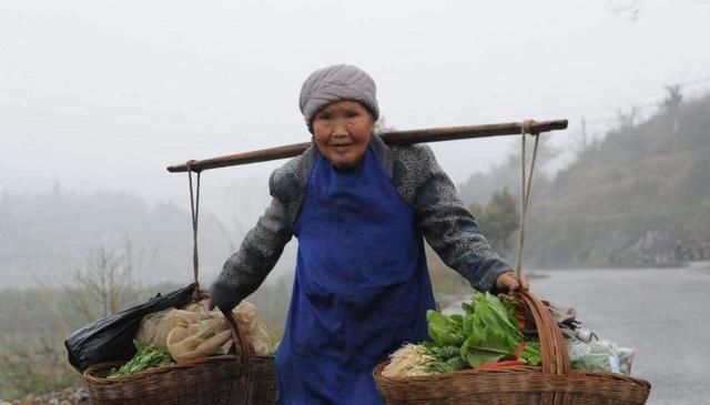 农村|农村爷爷的报纸：农村50多岁的老人，三样“不得已”的事，怪谁呢