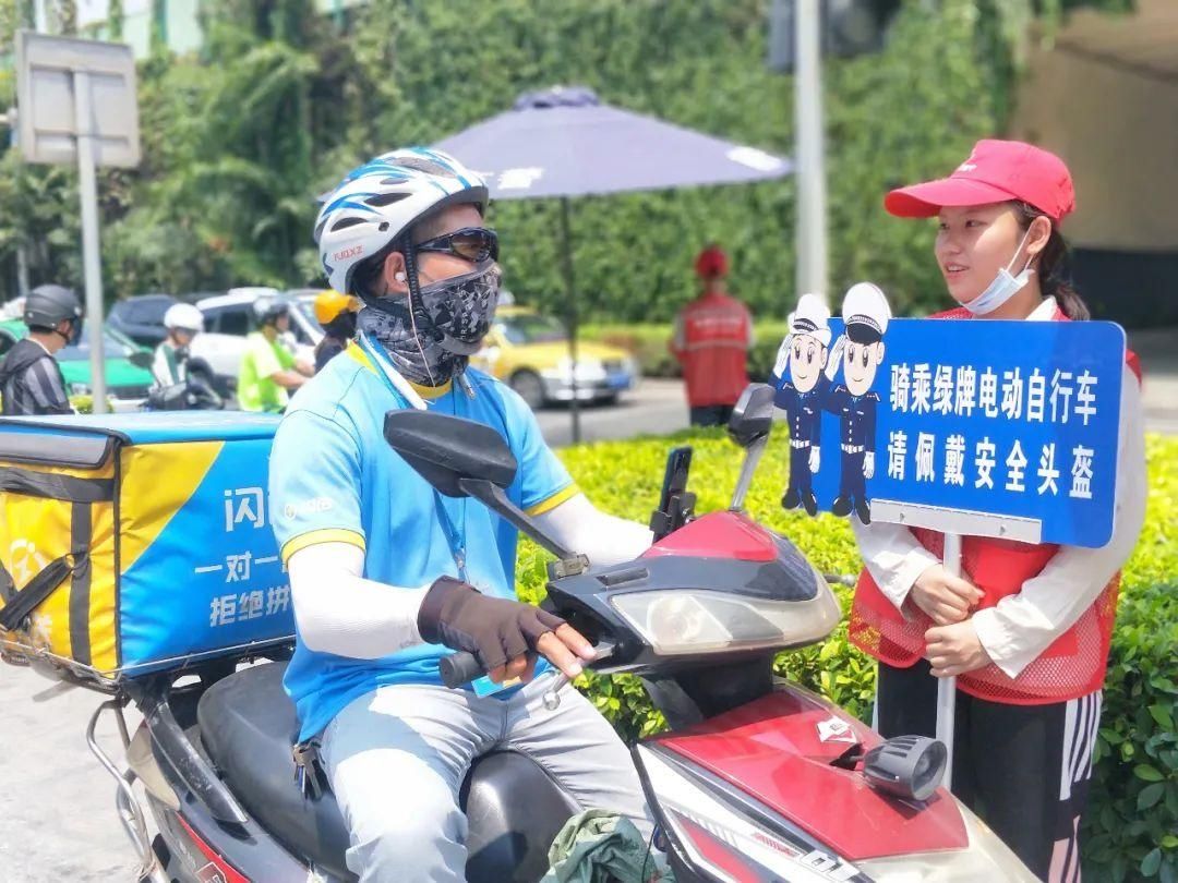 未戴头盔|《南宁市电动自行车管理条例》正式实施 交警文明执法获称赞