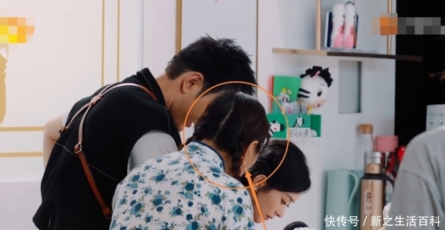  上桌|中餐厅：排骨在烹调前就上桌了，在现实中，黄晓明不可能道歉