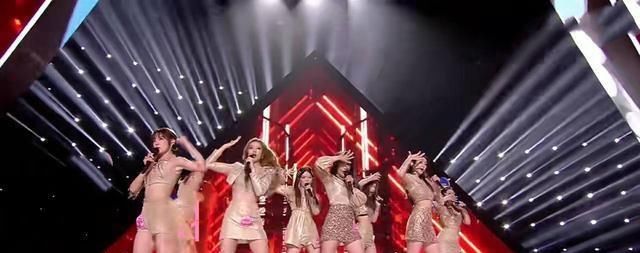  决赛|在2020年的创造夏令营决赛中，硬糖女孩303组成一个小组