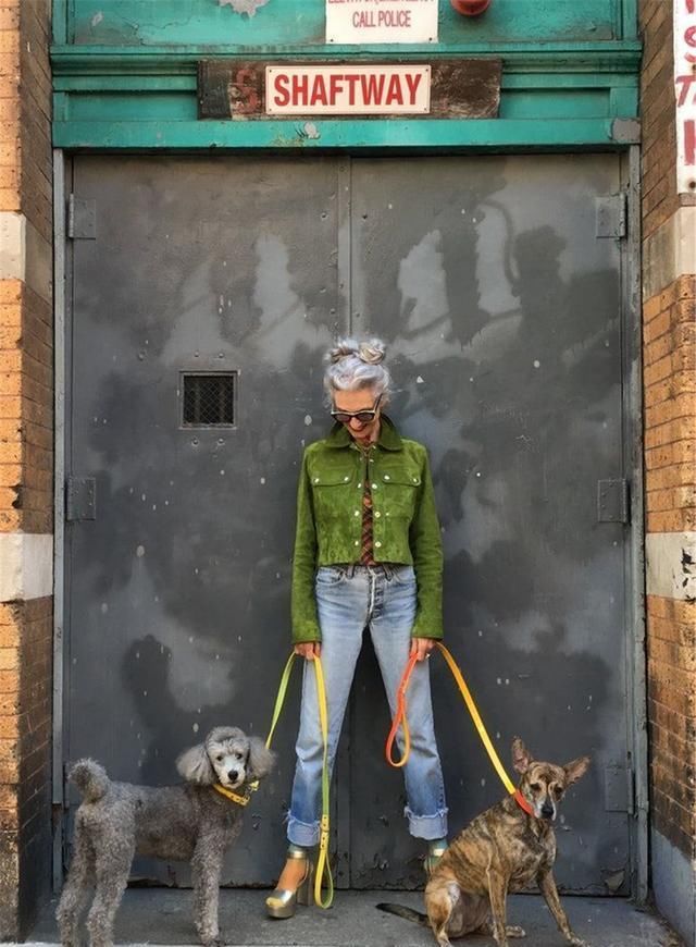  黑色|“最时髦老奶奶”走红，遛狗被抓拍成时尚达人，网友：穿得比我潮