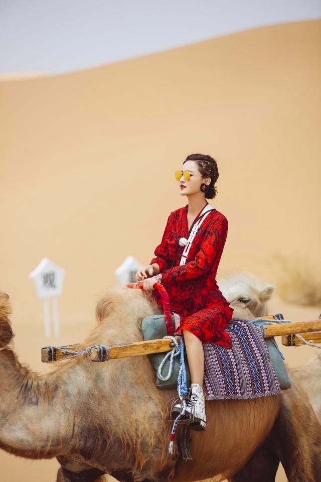 吉娜|妻子团沙漠上骑骆驼，蔡少芬风姿绰约，吉娜穿碎花裙少女感满满