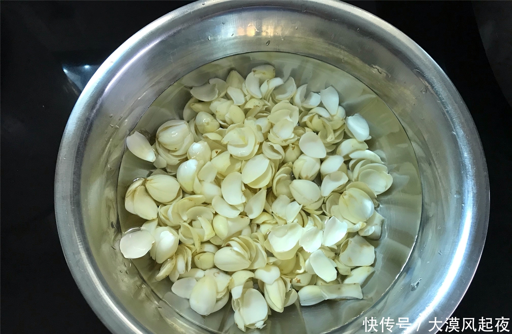 好喝|秋天,百合正当季,加两种食材一起煮,清甜润燥,便宜又好喝