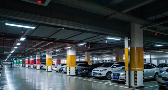  业主|保时捷霸占车位，女司机叫嚣“有种开上来”，业主：那就成全你！