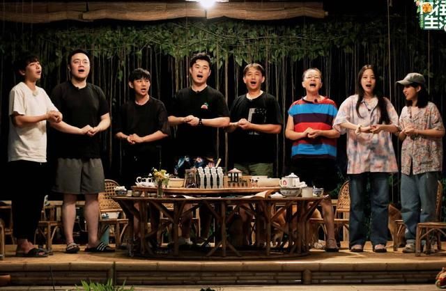  感动|《向往4》收官海报，蘑菇屋家人都不站C位，见到最中间的人好感动