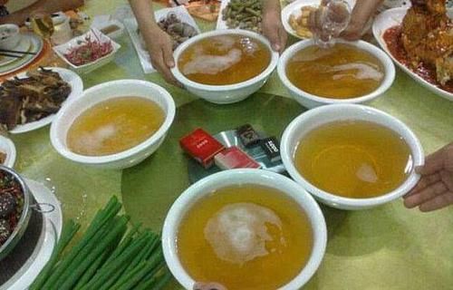 内行人|会喝酒的人旁边都会放一杯“白水”，内行人：学着点，都是经验！