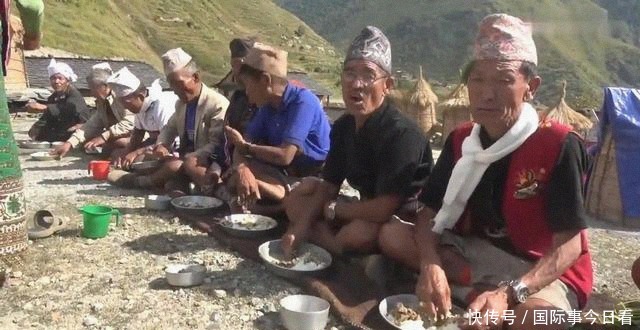 米饭|尼泊尔农村大型酒席,场面壮观,只吃一个菜咖喱羊肉配米饭