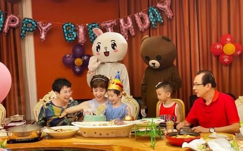  老公|45岁阔太金巧巧晒美照，3岁儿子长相似老公，一年学费14万？