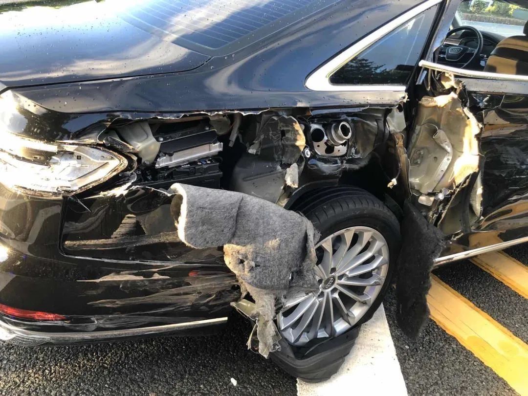  醉酒驾驶|车身被撞烂、车胎严重变形！男子喝酒开车肇事逃逸