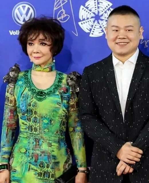  配白|蔡明真的老了，穿格纹衬衫配白裤子亮相，眼部皱纹暴露真实年龄