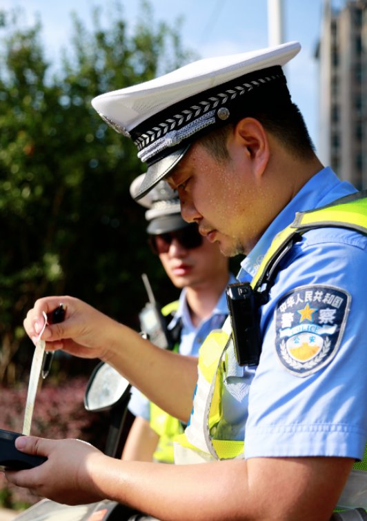 忙碌|高温下的文明交通:汗水换平安,忙碌保畅通