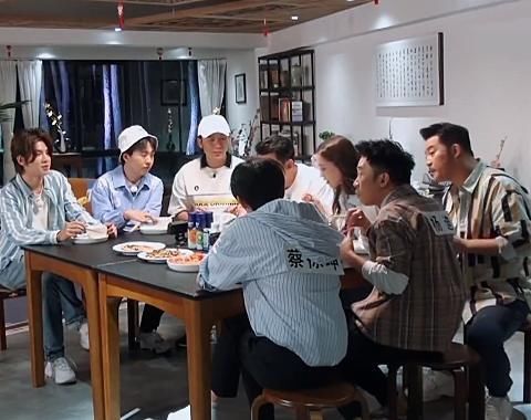 李晨|杨迪跟蔡徐坤“翻脸”时,其他人都笑作一团,谁注意到李晨的反应