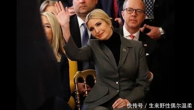 美国|伊万卡边笑边鼓掌看父亲发表胜利演讲,还给了他个大大的拥抱