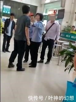 占便宜|女子车站被人占便宜，男友挺身而出，多次被打倒仍站起来，真爷们