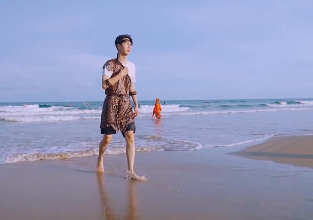 观望|王一博人设翻车?韩东君被尾鳍划伤脚踝,他不为所动观望被骂